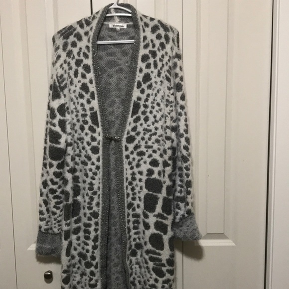 Other - Boutique Violet& Ruby Gorgeous white and Grey Long Cardigan- antique loo…